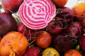 Remolachas rojas y amarillas recién cosechadas con corte transversal que muestra anillos interiores, abonos organicos 1