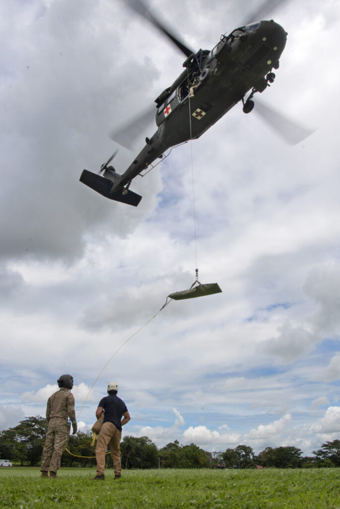 Helicóptero realiza entrega aérea de suministros en apoyo a agricultura covid 19
