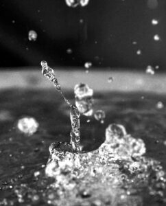 Detalle macro de salpicadura y gotas de agua limpia 2 en suspensión.