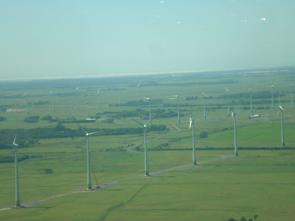 Parque eólico en llanuras verdes, símbolo de ambientalismo y energías renovables