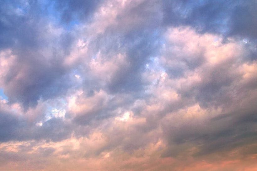 Cielos con nubes densas y tonos rosados que muestran un clima cambiante.