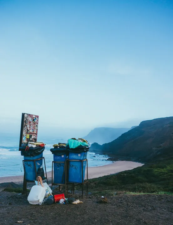 Como afecta el reciclaje a la reduccion de residuos Personas separando correctamente los distintos tipos de residuos en diferentes contenedores de reciclaje