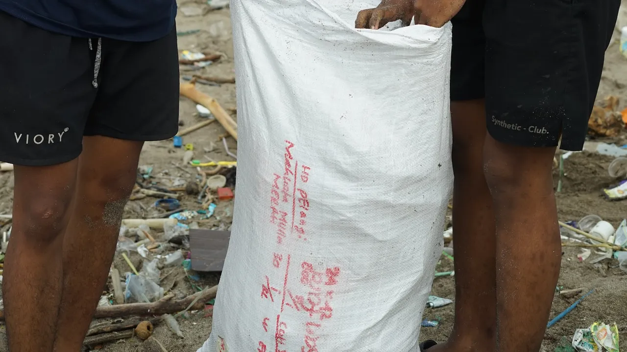 Como se reciclan los residuos de papel de aluminio Una imagen de manos sosteniendo papel de aluminio usado, junto a un contenedor de reciclaje, mostrando el paso a paso del reciclaje