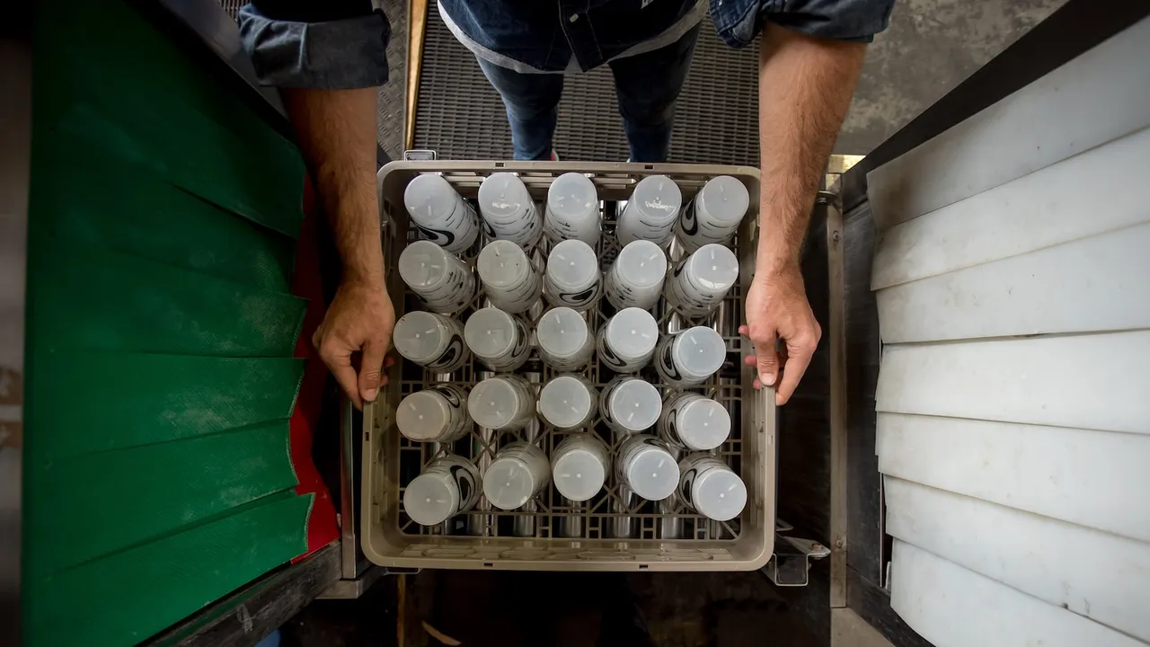 Una imagen muestra un trabajador de la industria del reciclaje utilizando máquinas para transformar productos de plástico en nuevos materiales 