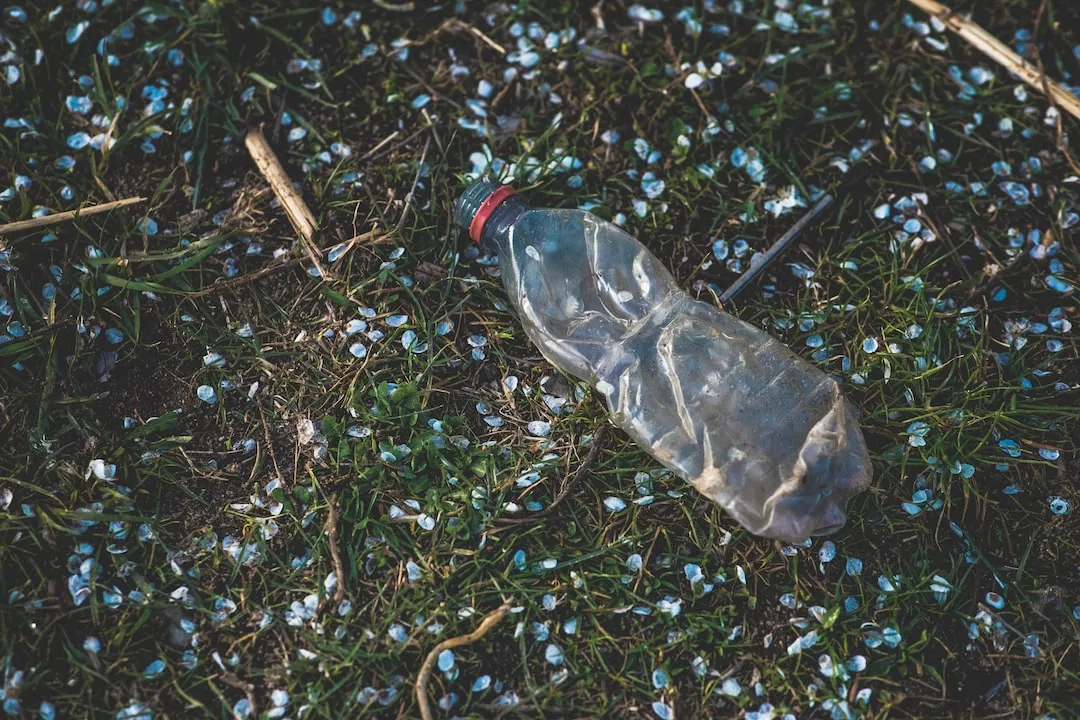 Como se separan los materiales reciclables Una imagen que muestra diferentes contenedores de reciclaje claramente etiquetados para separar vidrio, plástico, papel y metal de manera eficiente