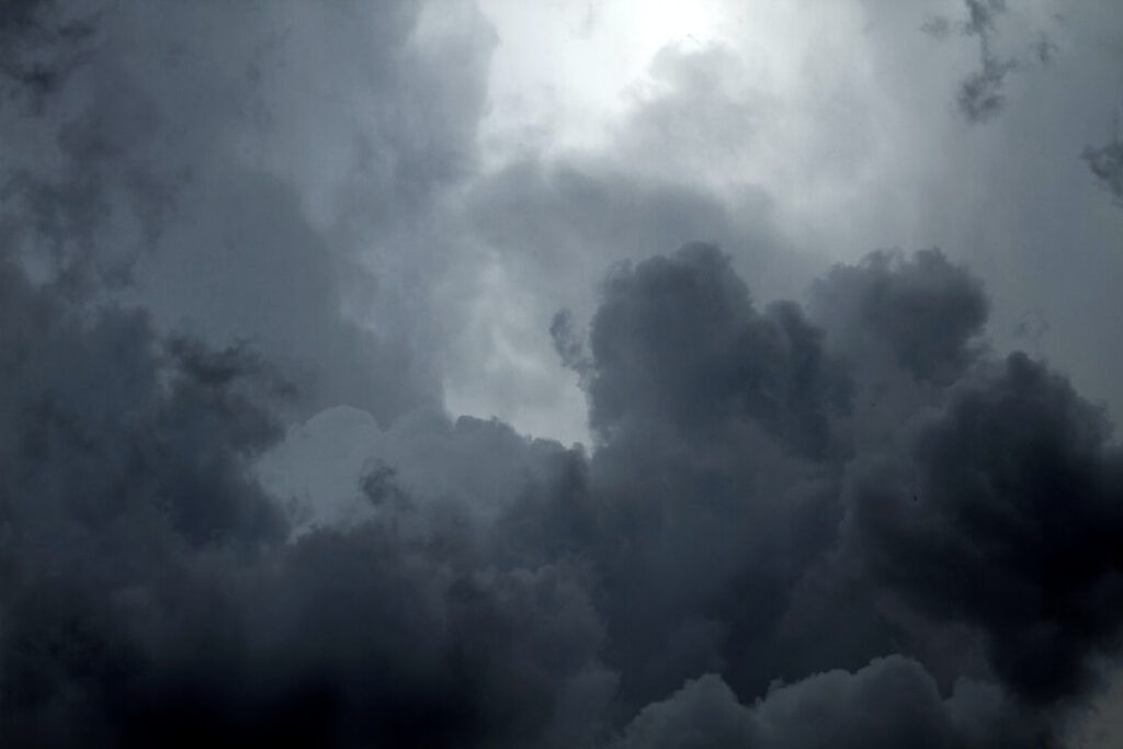 Cielo con nubes de tormenta que ilustra las consecuencias cambios climaticos en forma de fenómenos extremos.