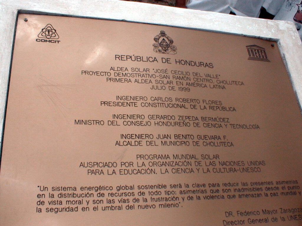Placa conmemorativa de proyecto solar en Honduras y consejos de reduccion para energía sostenible