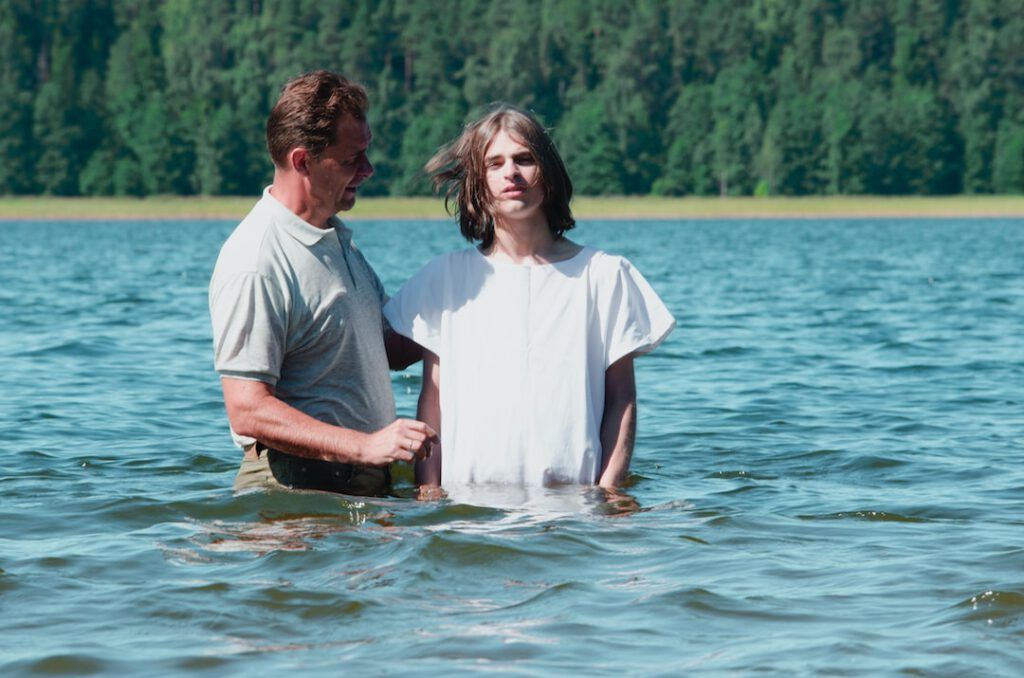 Dos personas de pie en un lago tranquilo que evocan consejos prevenir contaminacion agua industrias y la protección del agua