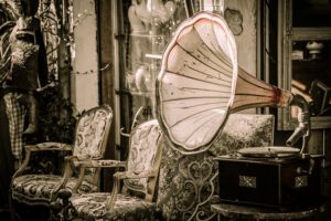 Gramófono antiguo con sillas ornamentadas en una tienda de antigüedades que invita a reflexionar sobre contaminacion residuos solidos saber