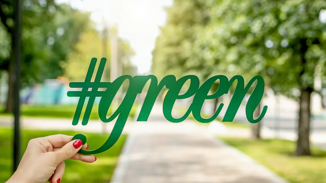 Cual es el impacto social de una buena gestion en el reciclaje Personas sonriendo mientras clasifican diferentes materiales reciclables en contenedores adecuados, creando un ambiente limpio y sostenible
