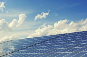 Paneles solares inclinados bajo un cielo claro que representan desafios almacenamiento energia soluciones en renovables