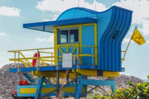 Torre de vigilancia playera azul y amarilla, descubre clave ahorrar agua uso responsable.