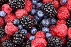 Primer plano de frambuesas, moras y arándanos: descubre enfermedades vinculadas estilo vida con hábitos saludables