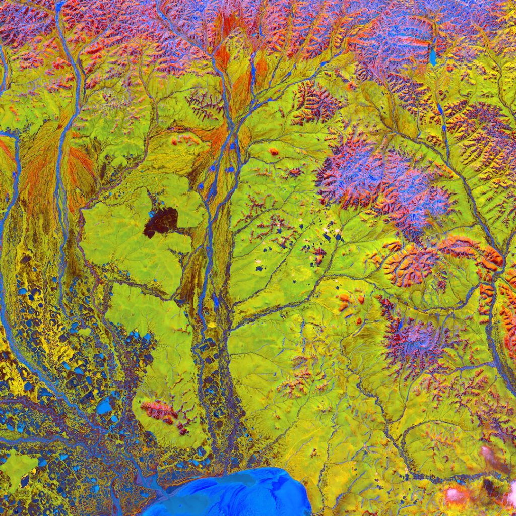 Imagen satelital en falso color que muestra ríos entrelazados, lagunas y morrenas, descubre importancia glaciares planeta.