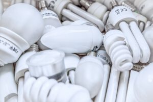Montón de bombillas LED, incandescentes y tubos fluorescentes apilados listos para clasificación y reciclaje, descubre recoleccion vidrio reciclaje eficiente.
