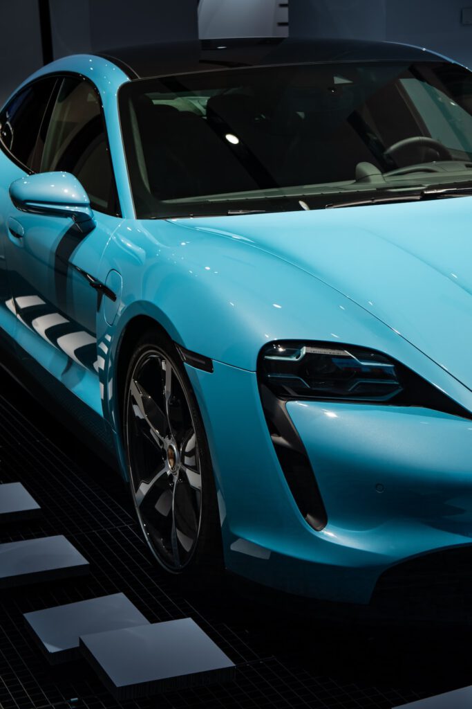 Coche deportivo azul brillante en exposición que invita a descubre ventajas almacenamiento energia hidrogeno