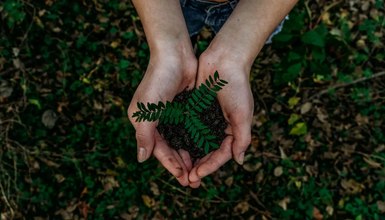 Personas de todas las edades aprendiendo sobre el reciclaje y trabajando juntas para crear un futuro sostenible 