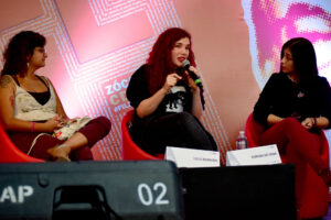 Tres mujeres en un panel en escenario hablando sobre familia sostenible