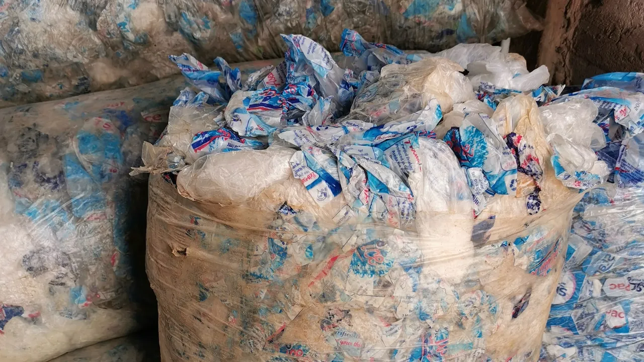 Personas separando y clasificando diferentes tipos de materiales reciclables en contenedores específicos 