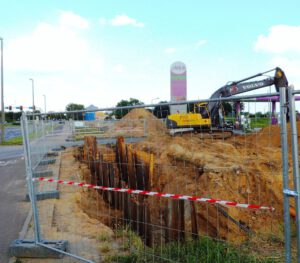 Excavación vallada con excavadora y pilotes metálicos en obra de geotermia 2