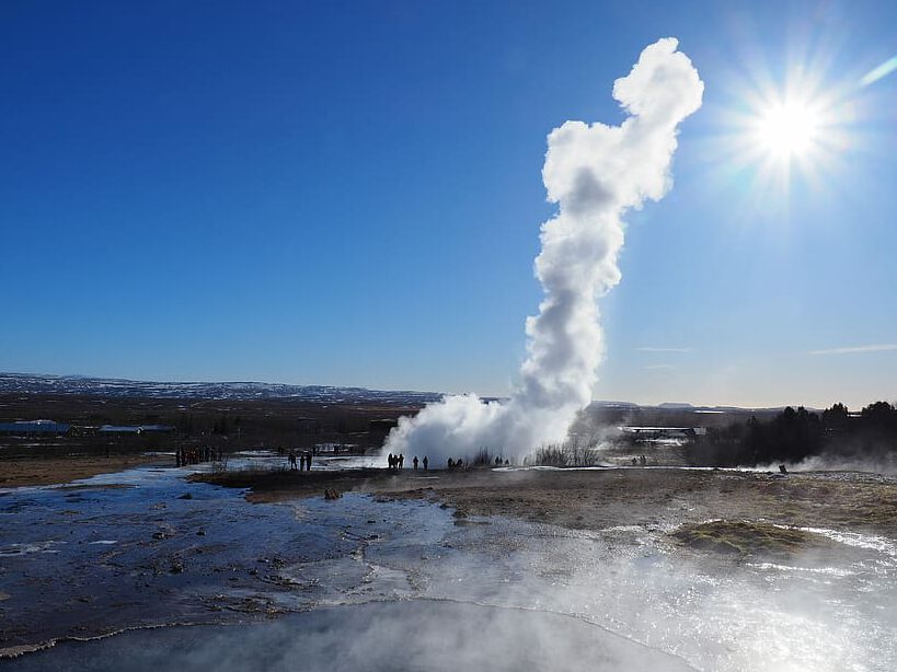 Géiser lanzando una columna de vapor en un campo termal, geotermia 3