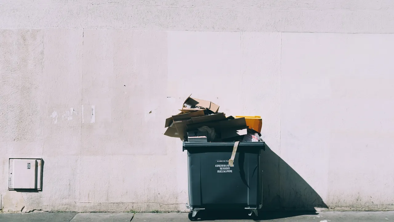 Un círculo compuesto por flechas que representan la gestión del reciclaje y su relación con la economía circular 