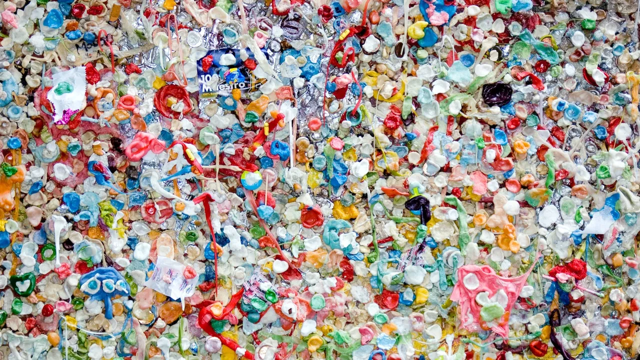 Una imagen que muestre diferentes tecnologías utilizadas en el reciclaje textil, como máquinas de triturado, hiladoras y telares 