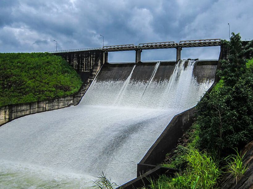 Vertedero de represa en concreto liberando un gran caudal de agua vinculado a hidroelectricas.