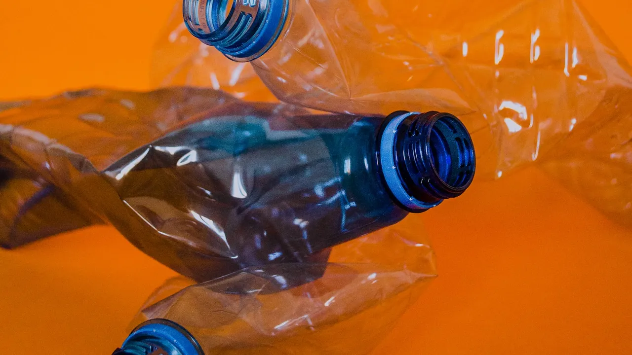 Cual es la forma adecuada de reciclar los residuos de papel encerado Unos manos separando el papel encerado de otros residuos, listo para ser reciclado correctamente