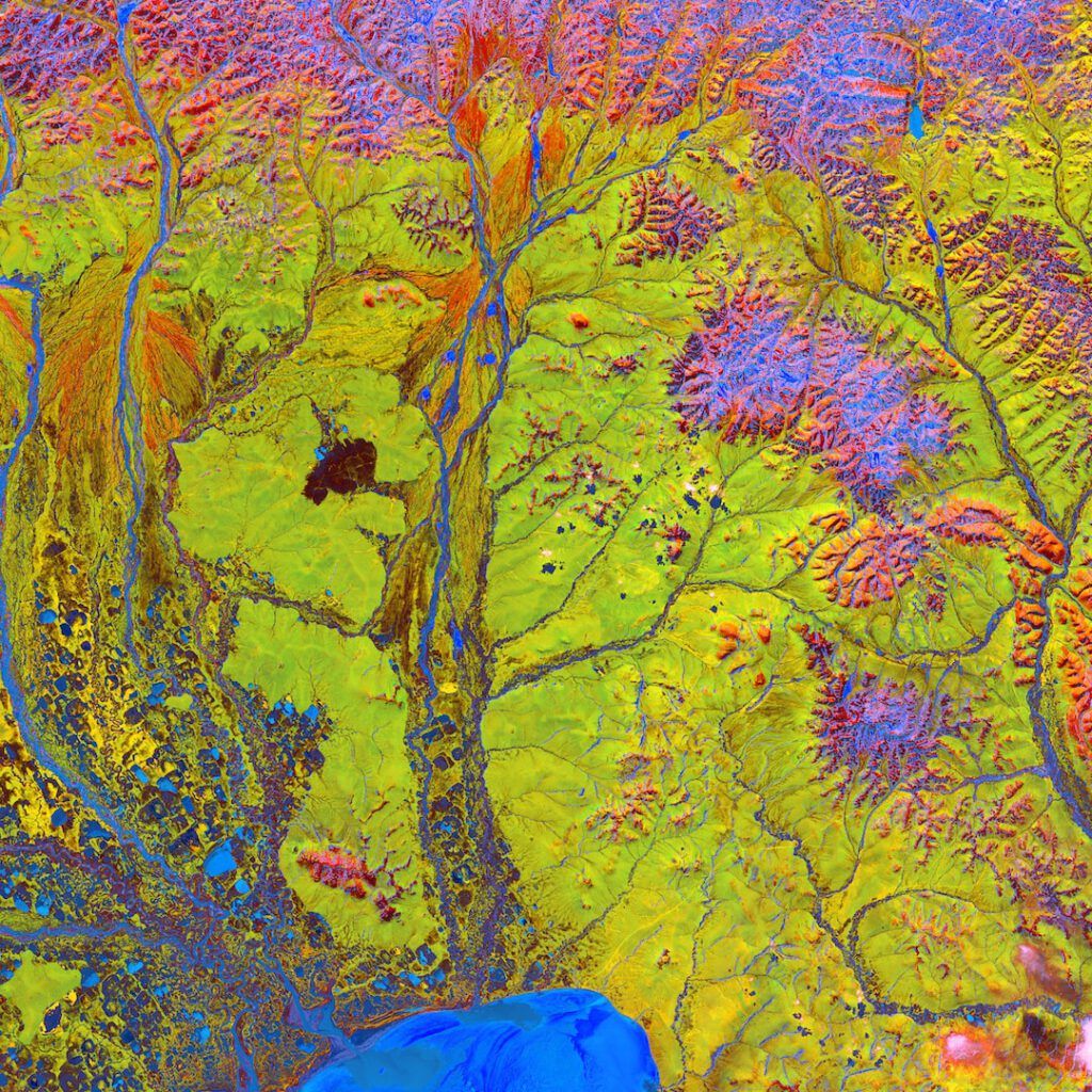 Imagen satelital en falso color que muestra cuencas, ríos y áreas glaciares destacando la relacion glaciares agua dulce.