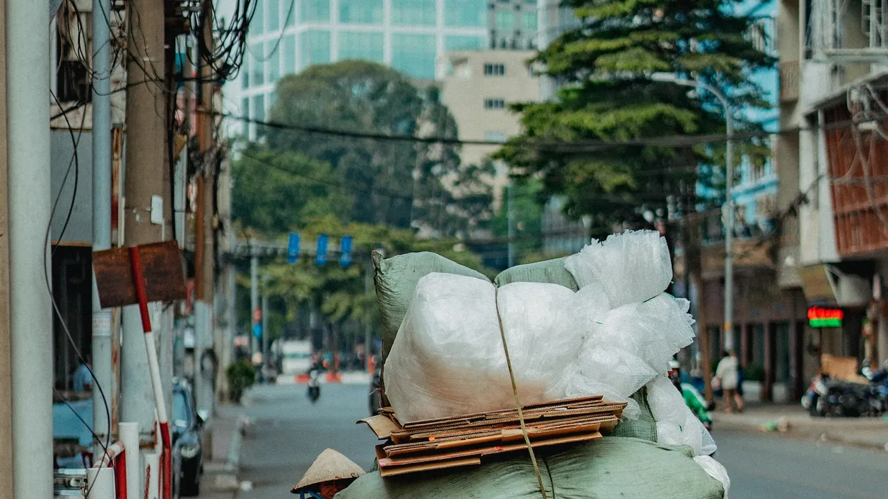 Imagen de una planta de reciclaje moderna con tecnología avanzada y trabajadores capacitados implementando nuevas estrategias de gestión 