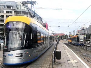 Tranvía moderno en andén urbano ejemplificando movilidad sostenible 1.