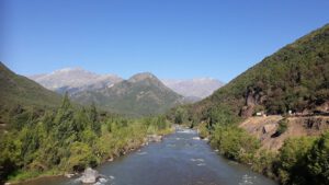 Valle montañoso con río sereno y bosques verdes, naturaleza 8.