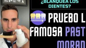 Persona sosteniendo un cepillo dental y un dispensador mientras muestra una pasta dientes para prueba de blanqueamiento
