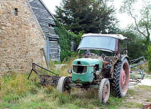 Tractor rústico junto a cobertizo en finca, escena que sugiere necesidad de pestcontrol finca