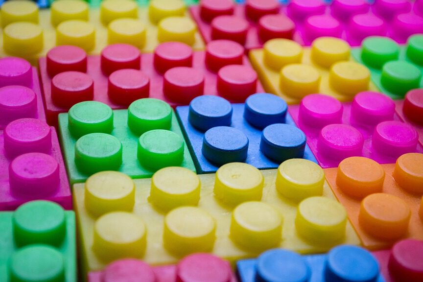 Bloques de construcción multicolores hechos con plasticos reciclables