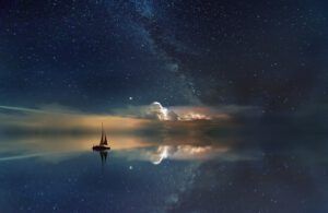 Velero solitario reflejado en un mar espejo bajo la Vía Láctea, evocando politicas conservacion agua mundo implementando