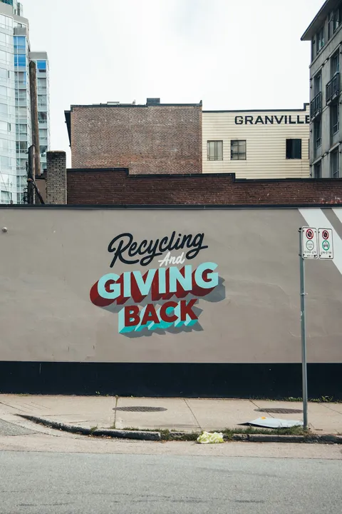 Que proyectos existen para promover la reutilizacion en el reciclaje a nivel mundial Un grupo de personas de diferentes nacionalidades trabajando juntos en la creación de objetos a partir de materiales reciclados