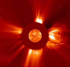 Erupción solar con eyección coronal y radiacion intensa alrededor del disco oculto