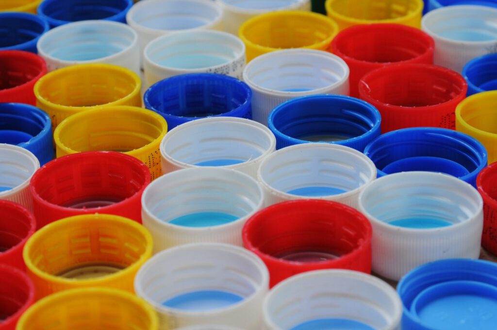Tapones de plástico de colores agrupados para reciclaje