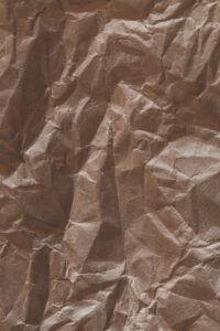 Papel marrón arrugado con textura rugosa listo para reciclaje de papel.