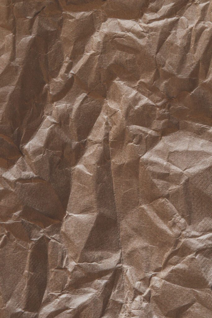 Papel marrón arrugado con textura rugosa listo para reciclaje de papel.