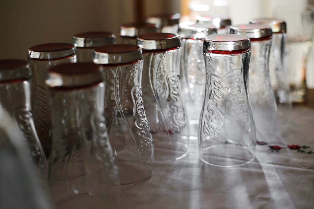 Vasos de vidrio colocados boca abajo en una mesa listos para reciclaje de vidrio 4.