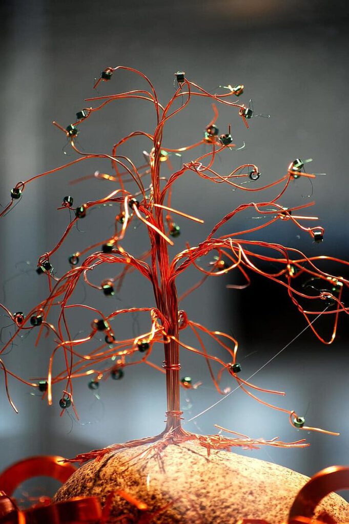 Árbol mini hecho con alambres de cobre y cuentas, proyecto de reciclaje seguro 1