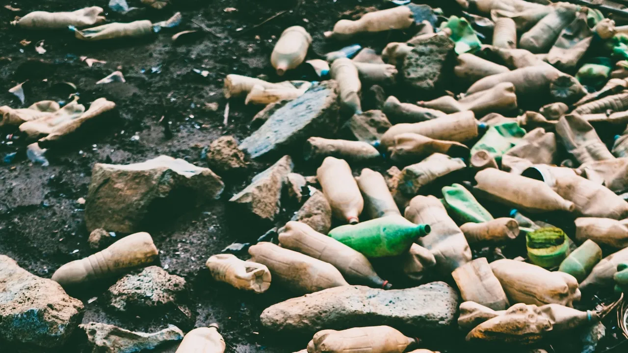 Una imagen que muestra una fábrica reciclando materiales y generando energía renovable 