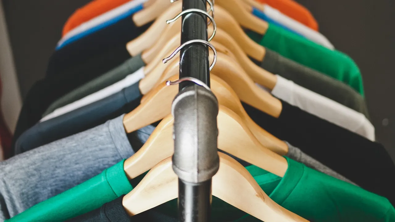 Una imagen que muestra diferentes prendas de ropa siendo procesadas en una planta de reciclaje textil 