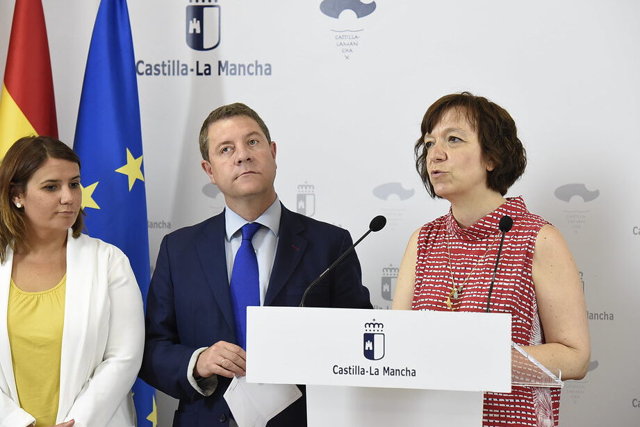 Tres representantes en un podio institucional con banderas y micrófonos hablando sobre renovables 2