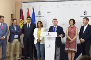 Grupo de representantes en una rueda de prensa frente a banderas y el logotipo de Castilla-La Mancha sobre renovables 4