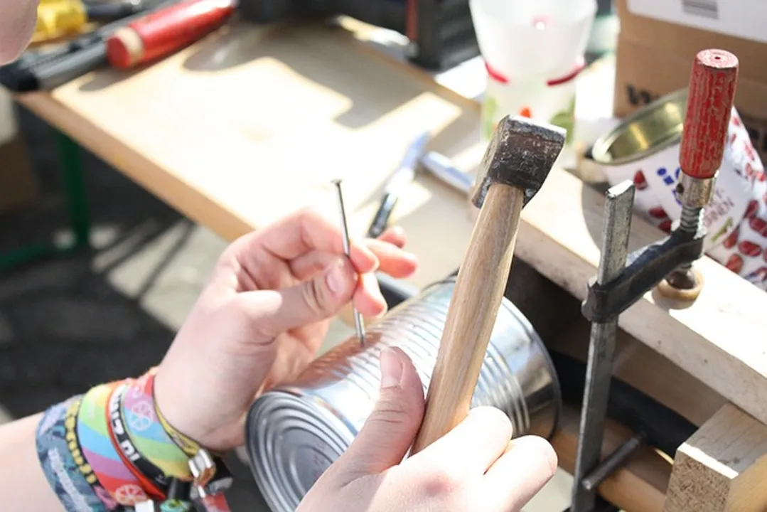 Como podemos reutilizar productos de madera en el proceso de reciclaje a nivel local Una imagen de una mesa hecha con madera reciclada y herramientas de carpintería alrededor