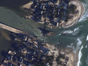 Vista aérea de costa con canal de entrada, puente, corrientes y edificaciones, indicada para riego eficiente 3